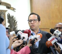 PRM solicita a JCE actuar frente a campaña de noticias falsas contra Luis Abinader