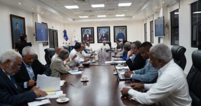 Abinader eleva a un 10 % el aumento salarial de los maestros