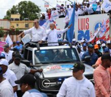Luis Abinader encabeza multitudinaria marcha caravana en Cotuí, Sánchez Ramíre