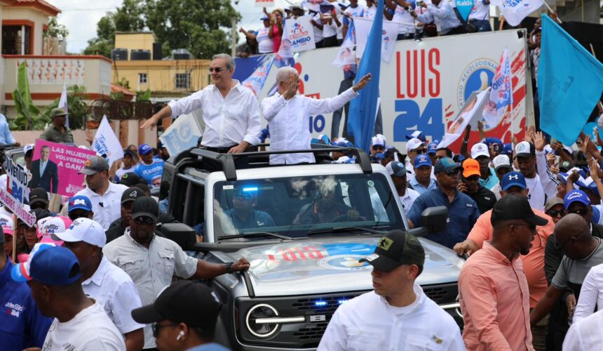 Luis Abinader encabeza multitudinaria marcha caravana en Cotuí, Sánchez Ramíre
