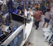 Captan momento en que desaprensivos atracan ferretería a punta de pistolas en Higüey 