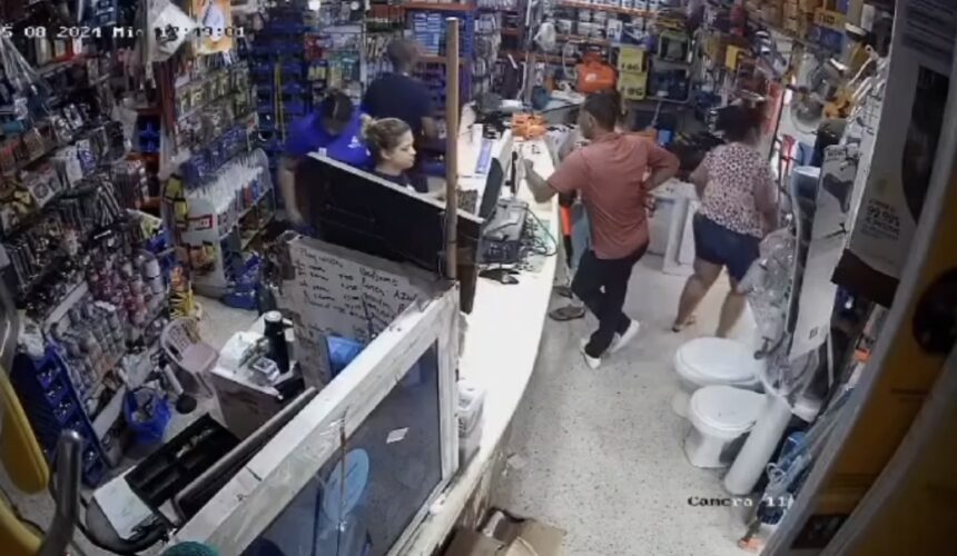 Captan momento en que desaprensivos atracan ferretería a punta de pistolas en Higüey 