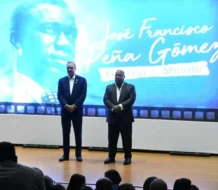Entregan premios a ganadores del concurso sobre vida y obra de Peña Gómez
