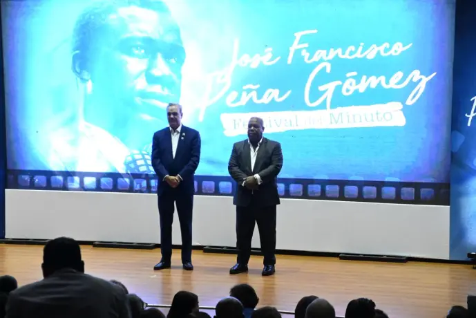 Entregan premios a ganadores del concurso sobre vida y obra de Peña Gómez