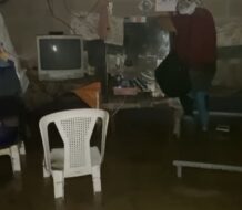 Se desborda río en Barrio Azul; autoridades acuden en auxilio