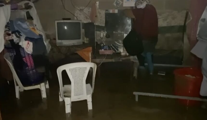 Se desborda río en Barrio Azul; autoridades acuden en auxilio