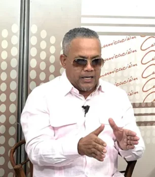 Héctor Acosta revela en concierto de PR que fue diagnosticado con cáncer