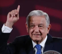 López Obrador anuncia un aumento salarial del 10 % para los maestros de México