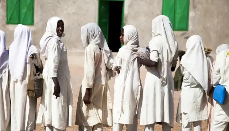Suspenden boda de cien niñas huérfanas promovida por un político nigeriano