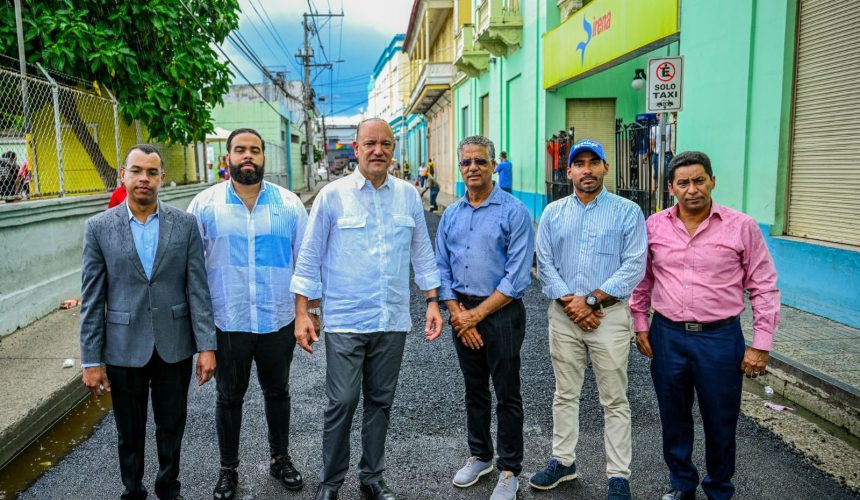 Alcalde Ulises Rodríguez cumple promesa de asfaltado y bacheo de calles en Santiago