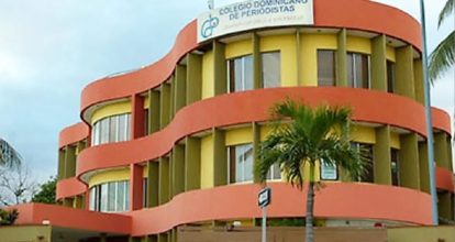 Tribunal ordena reintegración de Escuela Turística del Caribe en edificio Colegio Dominicano de Periodistas.