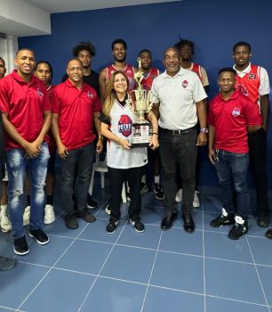 Club de Villa Francisca entrega trofeo de campeonato a Carolina Mejía
