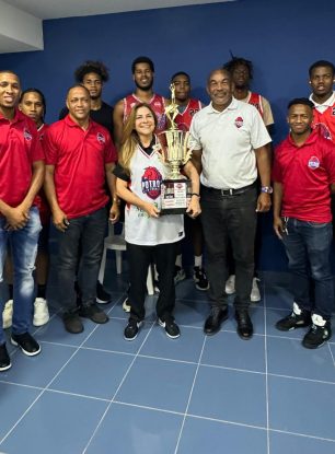 Club de Villa Francisca entrega trofeo de campeonato a Carolina Mejía