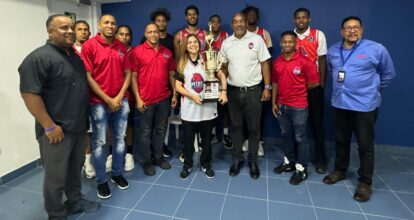 Club de Villa Francisca entrega trofeo de campeonato a Carolina Mejía