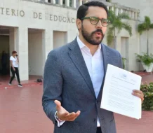 Yuri Enrique deposita solicitud para que incluyan la Moral y Cívica en el currículo escolar