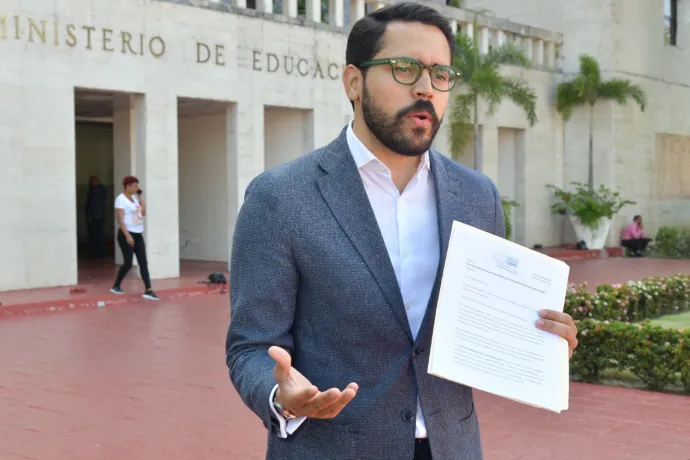 Yuri Enrique deposita solicitud para que incluyan la Moral y Cívica en el currículo escolar