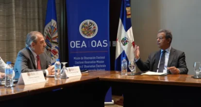 Leonel se reúne con misión de la OEA y llama a estar vigilantes a compra de cédulas