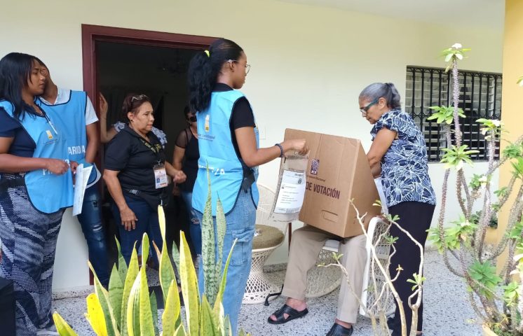 JCE implementa el “Voto en Casa”; 98 personas se inscribieron para votar desde sus hogares