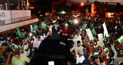Con todo y lluvia multitud sale a calles de Azua y corea con Leonel: “E’ pa’ fuera que van”
