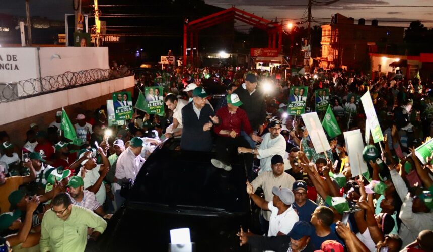 Con todo y lluvia multitud sale a calles de Azua y corea con Leonel: “E’ pa’ fuera que van”