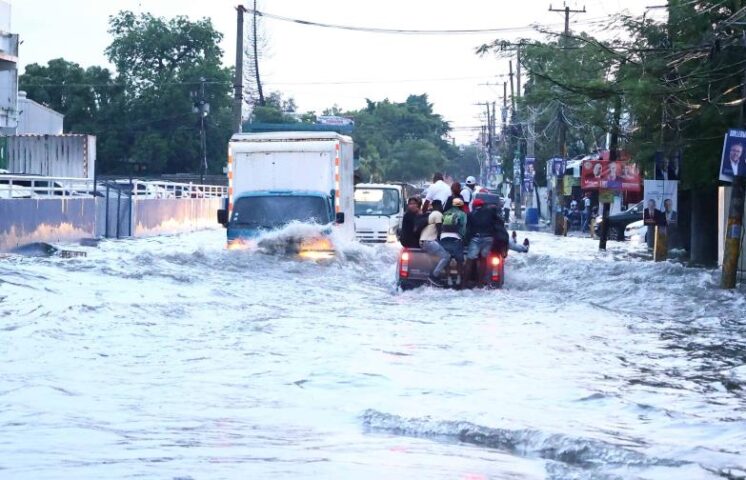 Autoridades aumentan a 12 provincias en alerta y se preparan ante efectos de vaguada