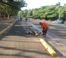 Autoridades municipales realizan jornada limpieza escombros tras inundación en malecón de Puerto Plata