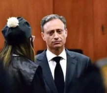 Intervienen quirúrgicamente a Jean Alain por tumor en ojo izquierdo