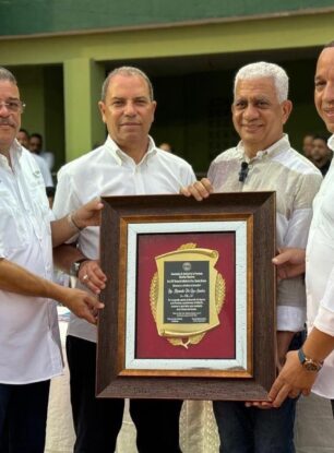 Asociación de Softball de la provincia Sánchez Ramírez reconoce al presidente del Senado Ricardo de los Santos
