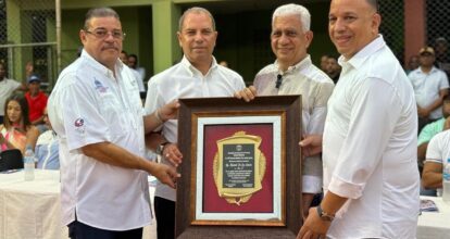 Asociación de Softball de la provincia Sánchez Ramírez reconoce al presidente del Senado Ricardo de los Santos