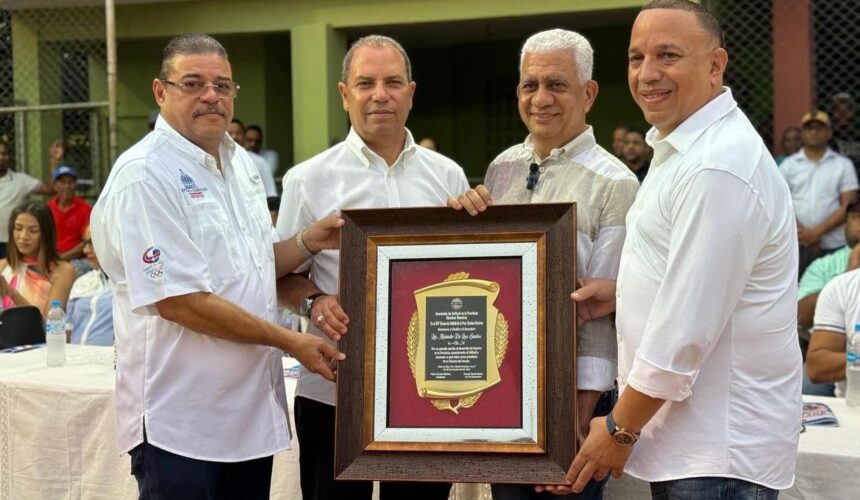 Asociación de Softball de la provincia Sánchez Ramírez reconoce al presidente del Senado Ricardo de los Santos