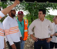 Wellington Arnaud se reúne con contratistas para pasar balance a construcción alcantarillado sanitario Licey al Medio, provincia Santiago