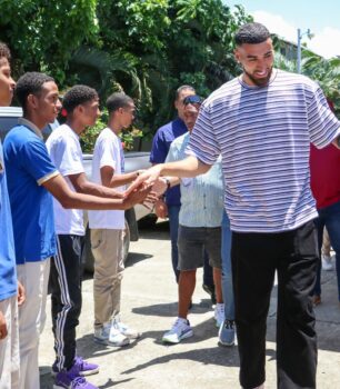 NBA Chris Duarte acude junto al INEFI al liceo Profesor Andrés Medrano Méndez, en Bayona, Santo Domingo Oeste
