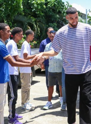 NBA Chris Duarte acude junto al INEFI al liceo Profesor Andrés Medrano Méndez, en Bayona, Santo Domingo Oeste