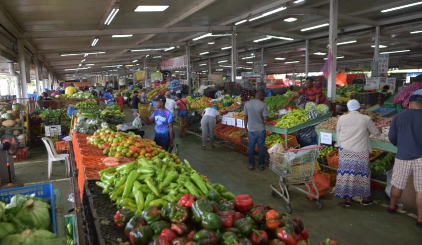 Dominicanos se quejan por el alza continua en la canasta básica familiar