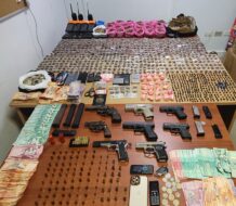 PN y MP confiscan armas de fuego ilegales, drogas, dinero en efectivo, balanzas, celulares entre otros pertrechos militares