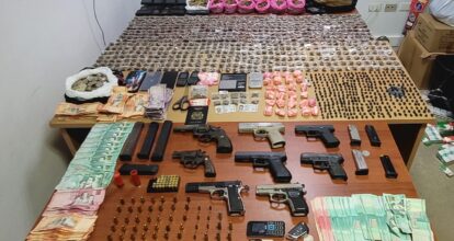 PN y MP confiscan armas de fuego ilegales, drogas, dinero en efectivo, balanzas, celulares entre otros pertrechos militares