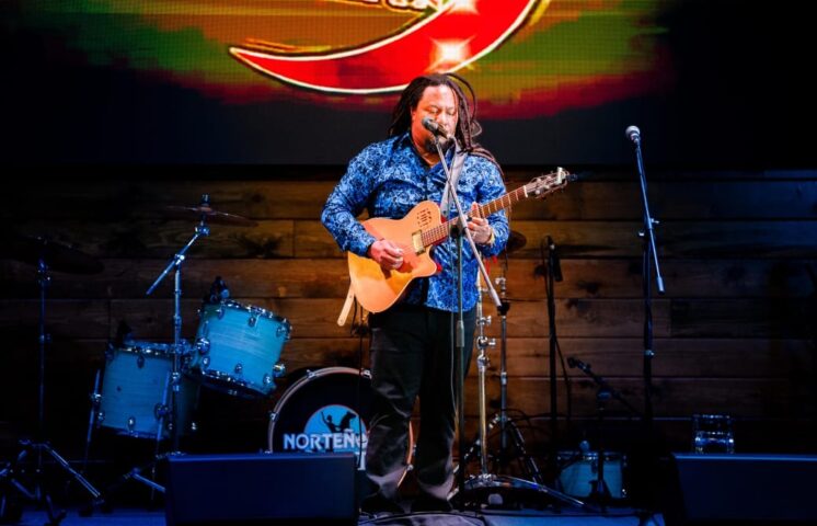 Alex Buena Junta triunfa en Nashville: gana mejor Música Tropical en los Premios Talento Latino 2024