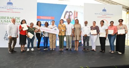 Jefas de Hogar de La Romana reciben el Bono Mujer