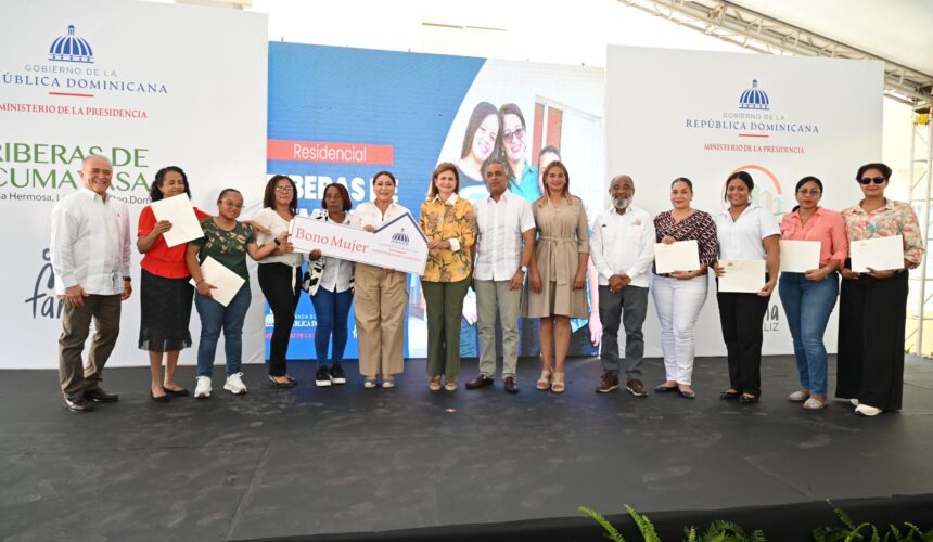 Jefas de Hogar de La Romana reciben el Bono Mujer