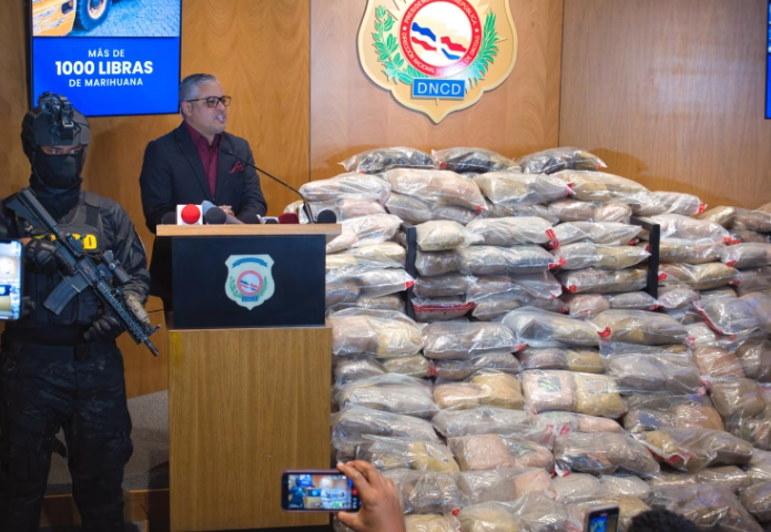 Arrestan dos hombres e incautan en rolos de maquinaria pesada más de mil libras de presunta marihuana