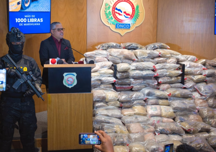 Arrestan dos hombres e incautan en rolos de maquinaria pesada más de mil libras de presunta marihuana
