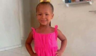Niña que cayó del cuarto piso de clínica en San Cristóbal sigue con pronóstico reservado
