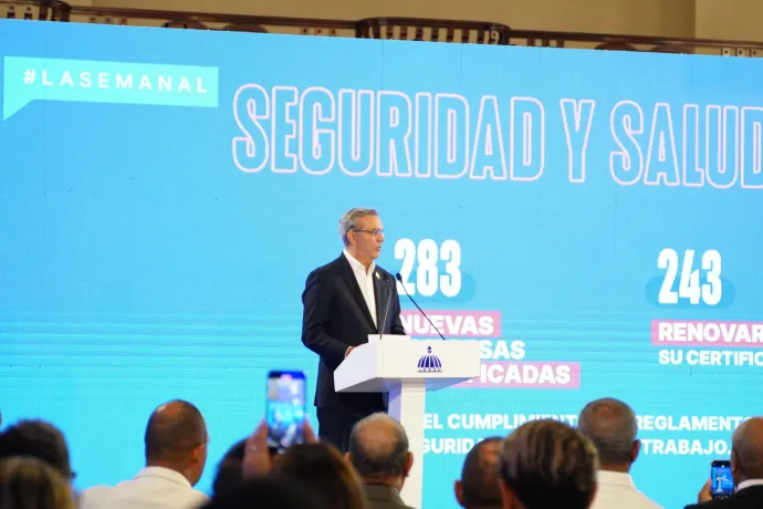 Abinader afirma «reducción» de la pobreza se debe a aumentos salariales 