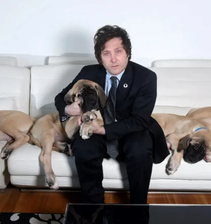 Collares Cartier por 64.000 dólares: Milei decidió hacer un regalo a sus perros