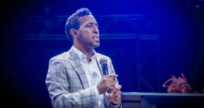 El pastor de Los Alcarrizos tiene en la iglesia un cuarto solo para niños