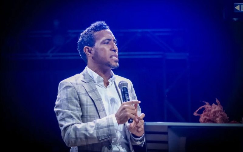 El pastor de Los Alcarrizos tiene en la iglesia un cuarto solo para niños