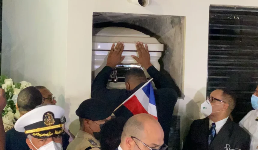 Roban hierros de la tumba de Johnny Ventura