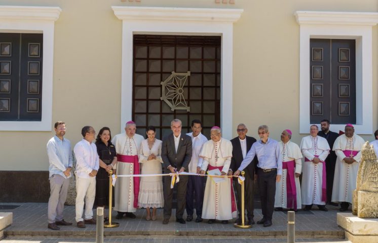 Abinader y ministro Collado entregan remozado el museo de la Catedral en Ciudad Colonial