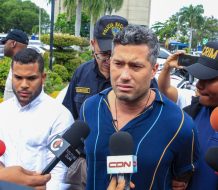 DICRIM traslada desde Punta Cana a la sede de la Policía Nacional hombre participó en asalto sucursal Banco Popular