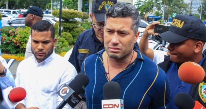 DICRIM traslada desde Punta Cana a la sede de la Policía Nacional hombre participó en asalto sucursal Banco Popular